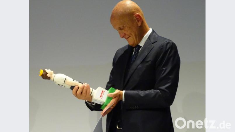 Ein Referee und der deutsche Lohn für seine bis heute unvergessenen Leistungen auf den Fußballfeldern der Welt: Der aus Bologna stammende Pierluigi Collina (59) schaut auf den Walter-Bensemann-Preis des Magazins "Kicker", der ihm in Nürnberg bei einer Galaveranstaltung überreicht wurde. Bild: Houschka