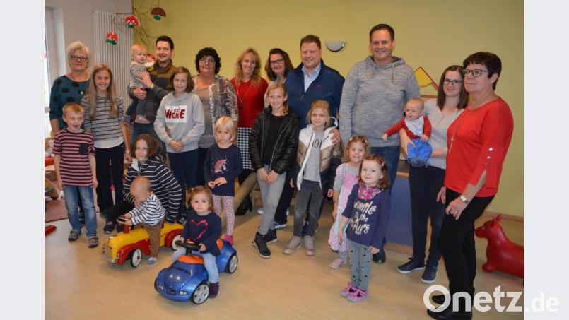 Zum Tag der offenen Tür hatte der Kindergarten St. Hedwig anlässlich des zehnjährigen Bestehens der Kinderkrippe „Kuschelbärchen“ eingeladen. Die Glückwünsche der Stadt überbrachte Zweiter Bürgermeister Stefan Grillmeier (Vierter von rechts). Kindergartenleiterin Regina Schiffmann (hinten, Dritte von links) freute sich über viele Besucher. Bild: jr