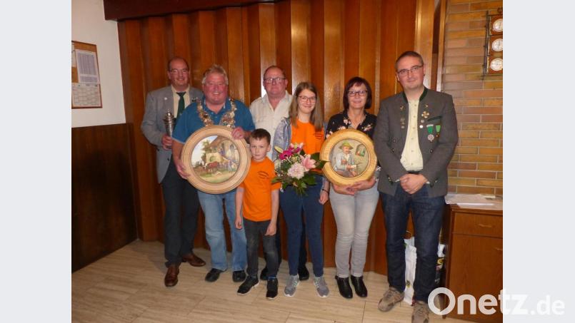 Glückliche Gesichter bei Eichenlaub (von links): Jan Rubenbauer, der neue König Ernst Schleicher, Ludwig Pirner, Gerd Pirner, Miriam Rösch, Marlene Wagner und Schützenmeister Michael Wagner. Bild: exb
