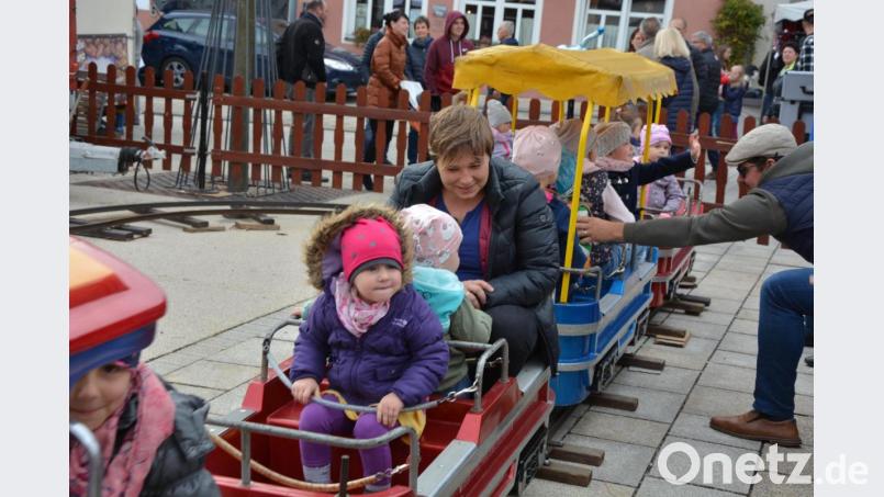 Die Kinder genossen derweil eine Fahrt mit der Kindereisenbahn am Oberen Marktplatz. Bild: jr