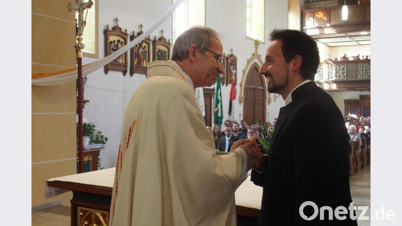 Der evang. Pfarrer Stefan Fischer (re.) wünschte Gottes Segen im neuen Amt und freute sich auf eine gute Zusammenarbeit mit Pf. Hofmann. Bild: fdl