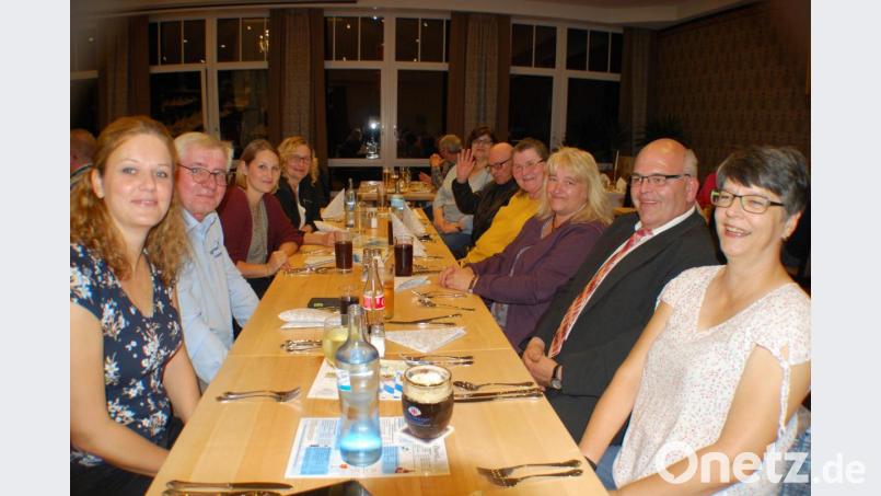 Das Bloggertreffen wurde im Schlosshotel Ernestgrün eröffnet: Liane Schiwy, Bürgermeister Klaus Meyer, Brigitte Meyer, Monika und Petar Fuchs, Maria Probst (rechte Seite) sowie Marina Schütt, der Werkleiter des Sibyllenbades Gerhard Geiger, Tanja Saller (Gäste-Information) und die Leiterin der Gäste-Information Ursula Stingl (linke Seite) Bild: enz