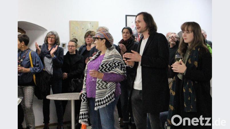 Zahlreiche Gäste erschienen zur Mitgliederausstellung - auch um Hans Graf respektvoll Zoll zu erweisen. Bild: Dagmar Williamson