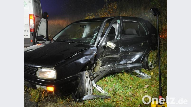 Auf der B299 kam es am frühen Samstagmorgen zu einem schweren Unfall: Der VW Golf soll sich quer auf der Fahrbahn befunden haben, ein ankommender Passat krachte in die Fahrerseite. Bild: gf