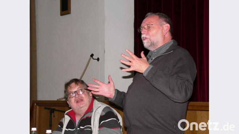 Pfarrer Alfons Forster (rechts) hatte viele Witze auf Lager. Bild: Leibl, Waltraud