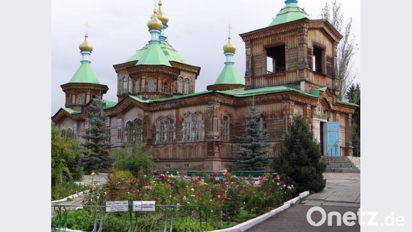 Während in Karakol die orthodoxe Dreifaltigkeitskirche aus sowjetischer Zeit verfällt, steht unweit davon eine von den Saudis errichtete große Moschee mit arabischer Koranschule, in die Schüler kostenfrei aufgenommen und verpflegt werden. Bild: rn