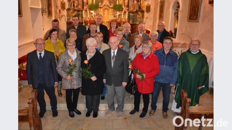 25, 40, 50 und 60 Jahre nach der Hochzeit feierten zahlreiche Paare in der Konnersreuther Pfarrkirche ihr Ehejubiläum. Schon vor 60 Jahren gaben sich Helga und Gotthard Scharnagl (Bildmitte) das Ja-Wort. Den Gottesdienst zelebrierte Pfarrseelsorger Pater Benedikt Leitmayr (rechts). Bild: jr