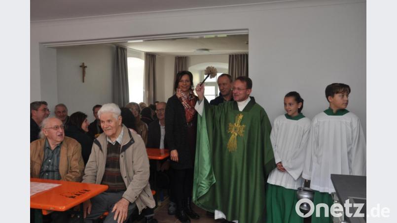Dekan Alexander Hösl übergab die neuen Räume im Erdgeschoss des Pfarrheims mit dem kirchlichen Segen an die Pfarrgemeinde. Ein gelungenes Werk ist nach zweijähriger Sanierungszeit vollendet. Bild: dob