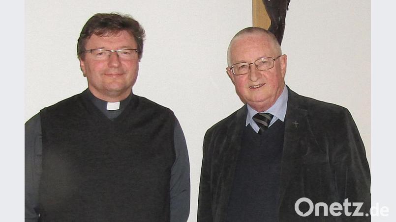 Die Aufgaben sind verteilt (von links): Pater Marek Flasinski, bisher Dekan und Pfarrer in Auerbach, ist jetzt stellvertretender Dekan im Dekanat Bayreuth und leitender Pfarrer im neuen Seelsorgebereich Auerbach-Pegnitz; Domkapitular Josef Zerndl, bisher Regionaldekan, Dekan im neuen Dekanat Bayreuth.