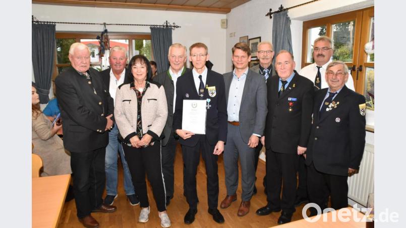 Vorsitzender Claus Fiedler (Mitte) bekommt von Bezirksvorsitzendem Horst Embacher (Dritter von rechts) das Großkreuz am Bande des Bayerischen Soldatenbunds. Bild: hcz