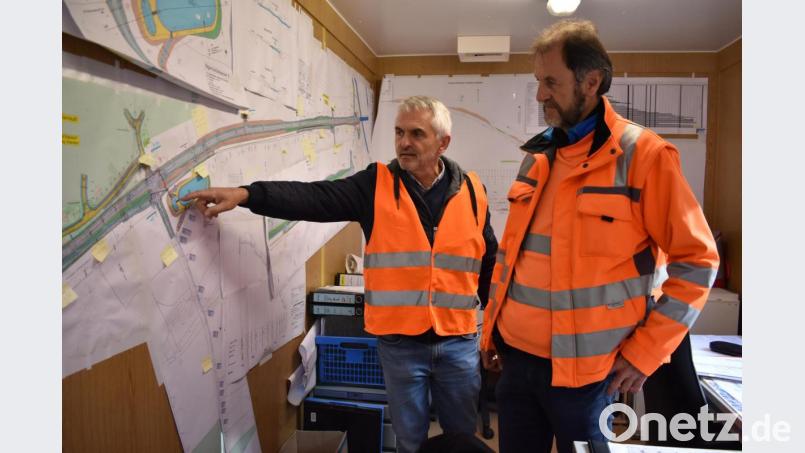 Bauaufseher Richard Trescher (von rechts) und Projektleiter Hans Gschrey vom Staatlichen Bauamt zeigen den bisherigen Verlauf der Bauarbeiten auf der Bundestraße B299 und den neuen Gemeindeverbindungsstraßen daneben. Bild: lue