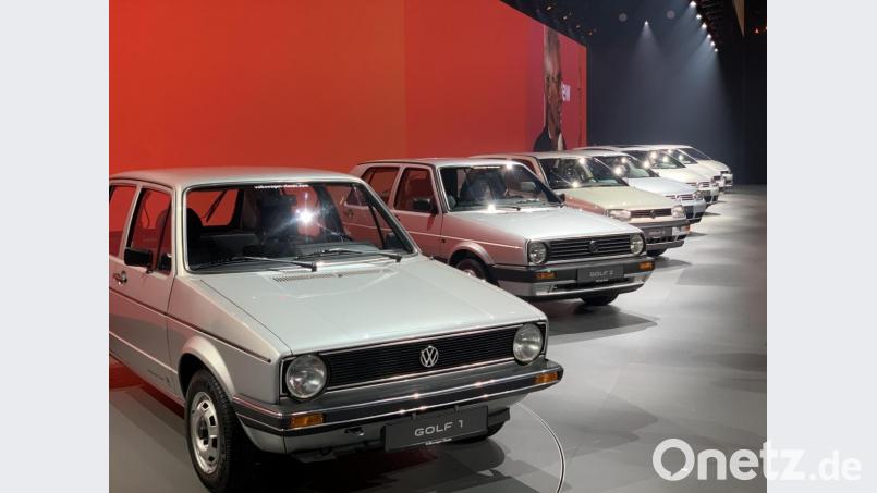 Sieben Generationen Golf von 1974 (vorne) bis heute. Jetzt ist Nummer 8 an der Reihe. Bild: Michael Ascherl