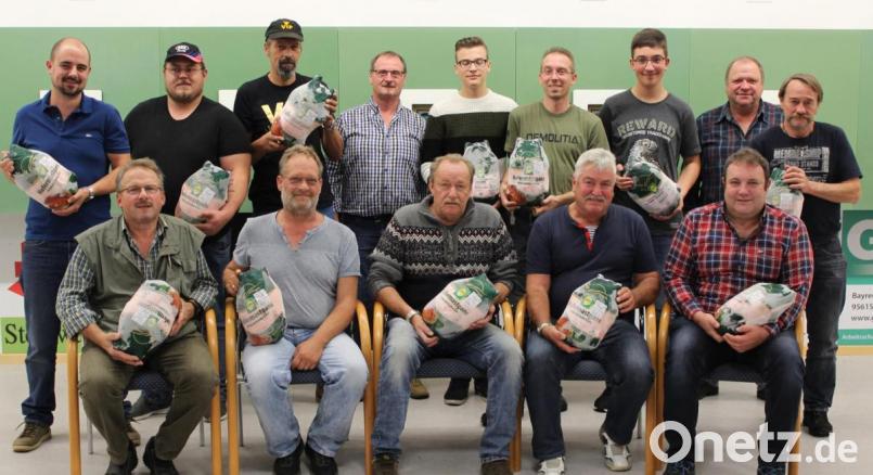 Insgesamt 19 Gänse, Enten und Gockel nahmen die Schrotschützen mit nach Hause. Stolz präsentierten die Erstplatzierten ihre Gewinne. Gleich zwei Mal erfolgreich waren Joshua Zahn (stehend, Dritter von rechts) und Matthias Reul (sitzend rechts). Bild: att