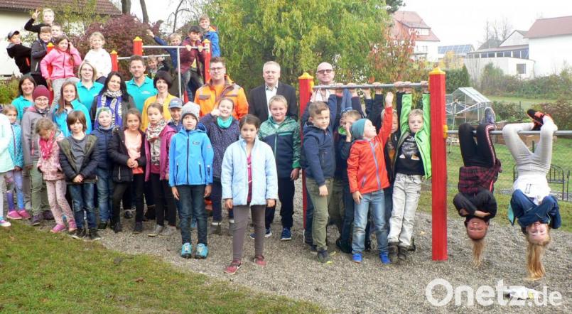 Was für eine Freude: Die Schüler der Grund- und Mittelschule erhalten für den Außenbereich neue Spielgeräte. Elternbeirat, Schulleitung und Verwaltung freuen sich, dass die Klettergeräte so gut angenommen werden. Bild: lep