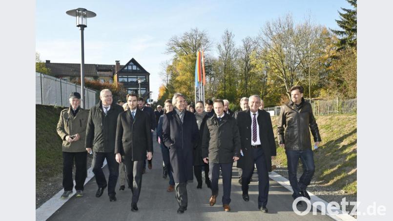 In breiter Front nehmen die etwa 120 Ehrengäste, angeführt von (von links) Anlieger Walter Freytag, Bezirkstagsvizepräsident Lothar Höher, Landtagsabgeordnetem Stephan Oetzinger, Regierungspräsident Axel Bartelt, Bürgermeister Jens Meyer, Oberbürgermeister Kurt Seggewiß und Projektant Martin Dietl (Ingenieur-Büro Derori), den Wittgarten-Durchstich erstmals „unter die Füße“. Bild: Petra Hartl