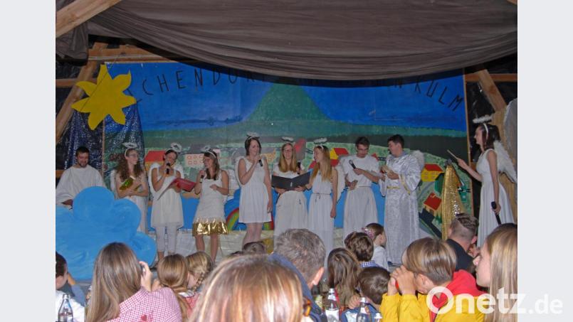 Die Aktivitäten im Dorf wurden heuer beim Kirwastückl von einer Wolke aus beschrieben. Unter Aufsicht von Petrus (Andreas Mayer, links) probte der Engelchor seine Stücke mit Texten über das Dorfgeschehen. Bild: ow