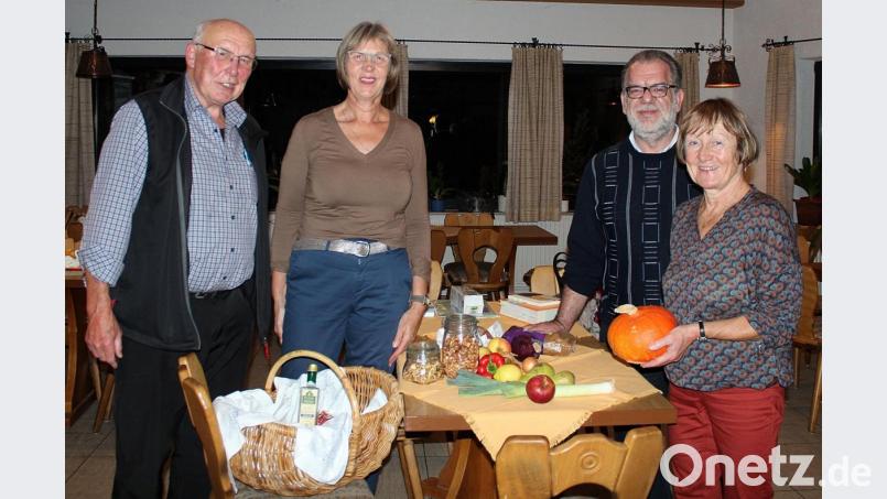 Für die Informationen zu einer gesunden Ernährung dankten der Gesundheitstrainerin Theresia Kunz (Zweite von links) die Vorsitzenden der Kolpingsfamilie, Helmut Schaumberger (links) und Reiner Gärtner (Zweiter von rechts), sowie die Vorsitzende des Müttervereins, Monika Seidel (rechts). Bild: bsc