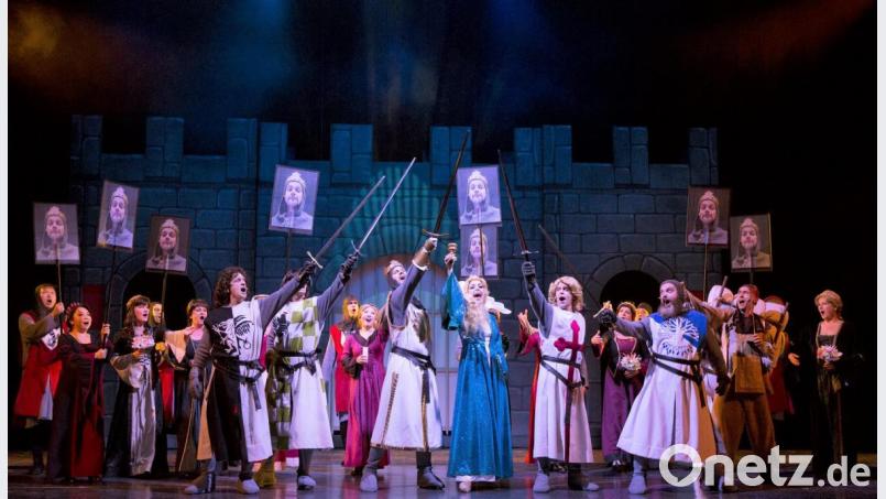 Auf eine unterhaltsame Suche nach dem Heiligen Gral begibt sich das Ensemble von "Spamalot" am Theater Hof Bild: Theater Hof/Harald Dietz
