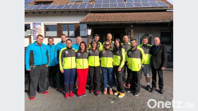 Die tschechischen Eisstock-Nationalmannschaften (Damen und Herren) und die Mannschaft des HC Sokol Katovice (links) gemeinsam mit Stadtsportverbandsvorsitzendem und ATS-Vorstandsmitglied Peter Haibach (rechts). Bild: jr