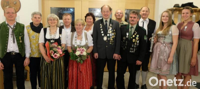 Königsproklamation 2019: Gausportleiter Ketzeler (links) nahm die Siegerehrung vor. Im Bild die Geehrten (von links) Ingeborg Jetschmann, Andrea Spachtholz, Reinhard Eichler, Rosmarie Lorenz, Rosmarie Piehler, Dietmar Pösl, Gerhard Rösl, Hubert Obermeier,Bernhard Kemptner, Leonie Siegert und Christine Müller (rechts). Bild: ohr