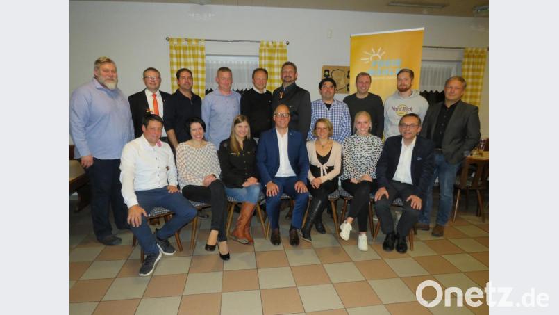 Die Kandidaten der FWG Altenstadt für die Kommunalwahlen mit Gästen: (sitzend von links) Andreas Dippl, Claudia Plödt, Julia Barthmaier, Bürgermeisterkandidat Bernhard Pscheidt, Dr. Barbara Neuber, Sina Reber, Konrad Adam. (Stehend von links) Michael Eismann, Stellvertretender Landesvorsitzender Hans Martin Grötsch, Peter Schramek, Jürgen Eckert, Harald Strobl, Landratskandidat Tobias Groß, Thorsten Schramm, Manuel Ott, Julian Bäumler und Andreas Ehinger. Bild: adj