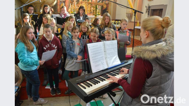 Der Kinder- und Jugendchor Beidl unter Leitung von Kerstin Fritsch begleitete den Festgottesdienst musikalisch. Bild: jr