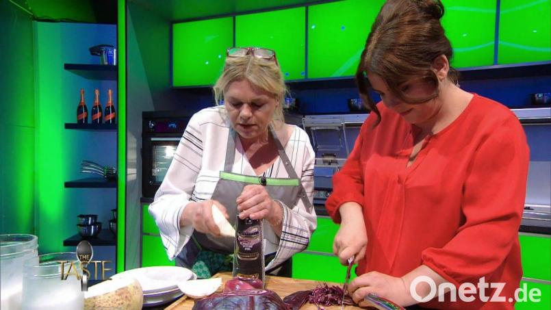Maria Frank (links) mit ihrer Teamchefin Maria Groß in der TV-Küche von &quot;The Taste&quot;, zu sehen am Mittwoch, 30. Oktober, um 20.15 Uhr in Sat.1. Bild: SAT.1