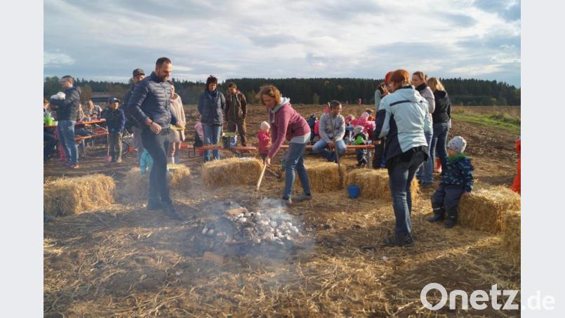 Um das Kartoffelfeuer kümmern sich die Eltern. Bild: fvo