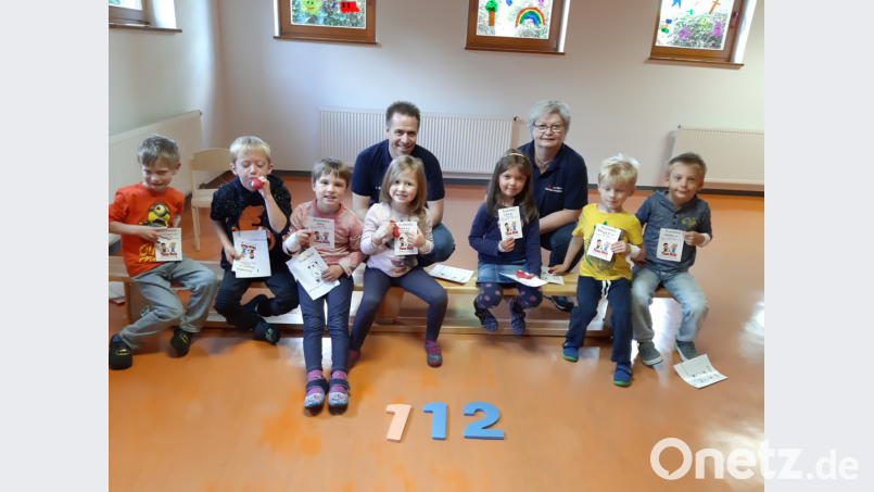 Die Vorschulkinder der Kita St. Barbara in Sorghof erhalten von Jörg Gassner und Julia Förster (hinten) vom BRK-Rettungsdienst Ausweise über die Teilnahme am Erste-Hilfe-Kurs. Bild: rha