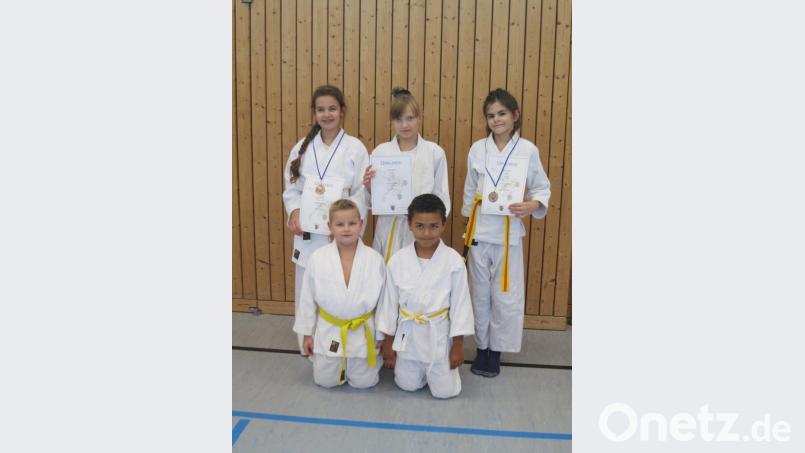 Liana Schunk, Elli Langolf, Tilly Zaruba (stehend, von links), Lukas Lacher und Marc Milfort (vorne, von links) vertreten erfolgreich die Judoabteilung des Sportclubs. Bild: rn