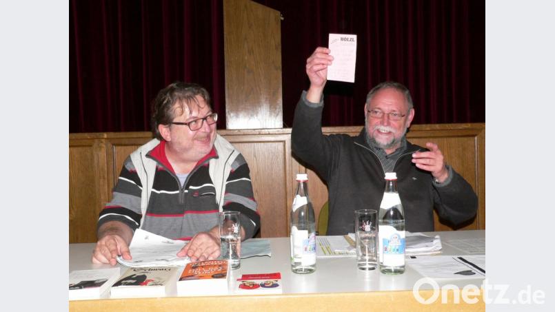 Pfarrer Alfons Forster zeigt seinen Spickzettel, den er gerne dabei hat, wenn ihm unverhofft ein Witz abverlangt wird. Manfred Hartung hatte ebenfalls Witze auf Lager. Bild: nid