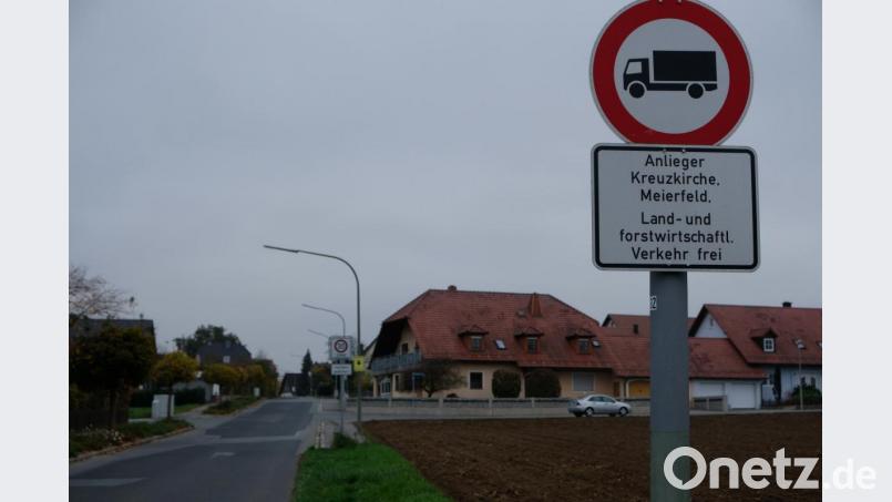 Schon in der &quot;Prärie&quot; wird für das Gebiet Kreuzkirche/Meierfeld ein Fahrverbot für Lkws angekündigt. Die Anordnung kommentieren einige Besucher des CSU-Ortsteilstreffs als &quot;nicht durchdacht&quot;. Da die Siedlungsstraßen für den Berufsverkehr in und aus dem Industriegebiet als &quot;Schleichwege&quot; dienen, fordern Anwohner ein generelles Durchfahrtsverbot mit &quot;Anlieger frei&quot;-Regelung. Bild: do