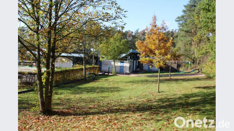 Hier auf den Hügel sollen die Wasserrutschen hinkommen. Am Ende der Wiese das neue Technikgebäude. Bild: sne