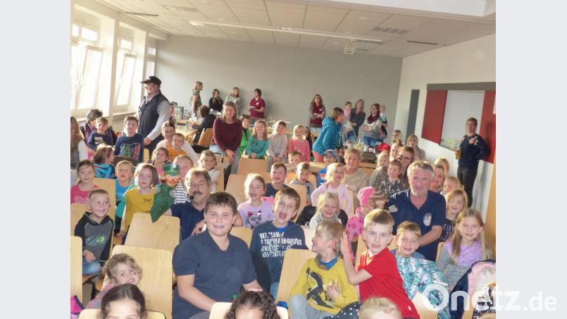 Die Spieler trauen sich auch unter die begeisterte Kinderschar. Bild: hme