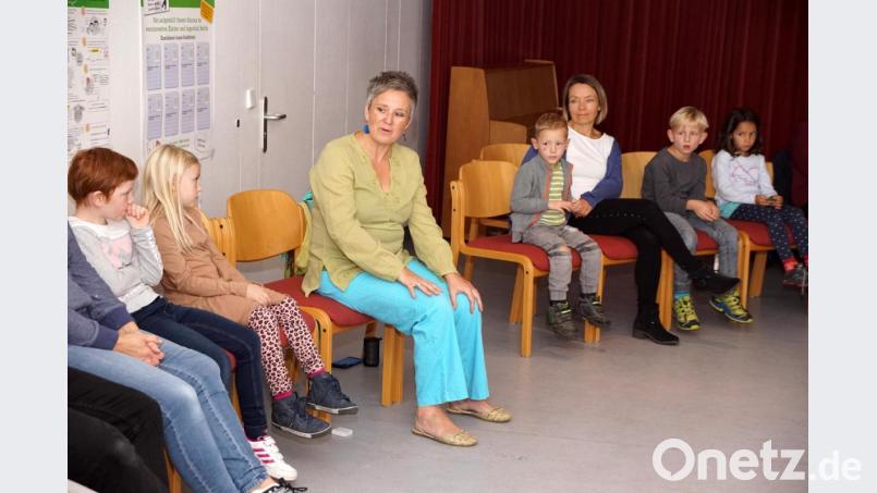 Sabine Kreiner zog ganz schnell die Kinder in ihren Bann. Bild: bkr