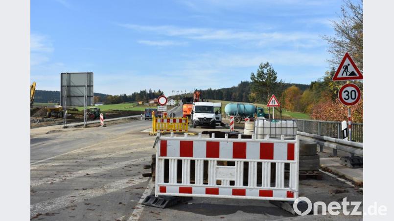 Bis 2021 ist die B299 von Erbendorf nach Hessenreuth und Pressath für den Verkehr gesperrt. Für Anwohner ist es aber nun wieder einfacher die Straßen zu benutzen. Bis Ende November kann es aufgrund der Baustelle noch zu leichten Behinderungen auf den Anbindungsstraßen kommen. Bild: lue
