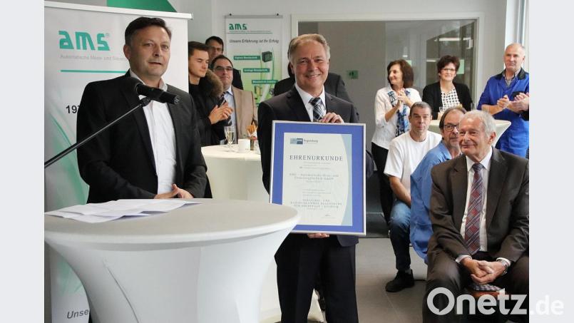 Bernhard Reif von der IHK übergibt die Urkunde an Geschäftsführer Georg Fuchs. Bild: jma