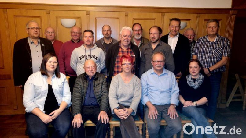 Die Kandidaten und Ersatzkandidaten stellen sich mit dem Ehrenvorsitzenden Albert Butscher (sitzend, Zweiter von links) für ein Foto auf. Nicht mit im Bild sind Christiane Davis, Stefan Forster und David Dutke. Bild: exb