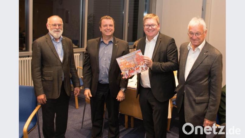 Das Präsidium des Lions-Clubs Amberg übergab das erste Exemplar des diesjährigen Adventskalenders an OB Michael Cerny (Zweiter von rechts). Von links Vizepräsident Peter Seidl, Präsident Andreas Herrmann und Hans Rogenhofer, Vorsitzender des Lions-Hilfswerks Amberg. Bild: usc