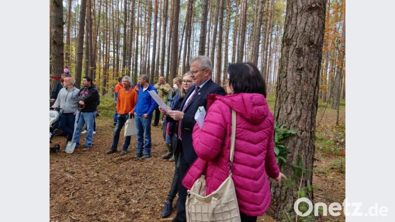 Oberbürgermeister Andreas Feller (Zweiter von rechts) begrüßte in einem Waldstück auf dem Weinberg über 50 Familien mit ihren Kindern, die kleine Bäume für ihren Nachwuchs pflanzen durften. Ideengeber für die Baumpflanzaktion war Jochen Surel (Dritter von links, oranges Shirt). Bild: Thomas Dobler