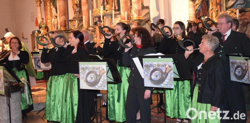 Die Jagdhornbläser aus Burglengenfeld mit ihrer Leiterin Ilona Rothballer (links) umrahmten zusammen mit dem Männergesangverein den Gottesdienst in der Pfarrkirche St. Ägidius. Bild: bö