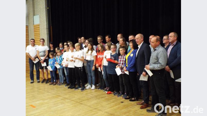 Zahlreiche Sportabzeichen überreichte Bürgermeister Roland Strehl (Fünfter von rechts) an die Kümmersbrucker Aktiven. Bild: e
