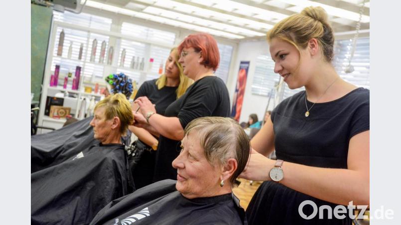 Das Friseurhandwerk gehört bei jungen Frauen zu den "Top Ten" der beliebtesten Ausbildungsberufe. Bei den Dienstleistungsberufen insgesamt sind Bewerber aber dringend gesucht. Bild: Gabi Schönberger