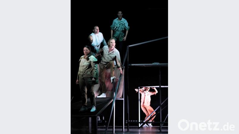 Zeitlos und immer wieder aktuell: Das Landestheater Schwaben bringt am 5. November den Klassiker &quot;Die Räuber&quot; auf die Bühne in der Max-Reger-Halle. Bild: Landestheater Schwaben/Karl Forster