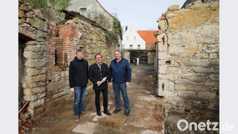 Mit dem Planungsfortschritt sind (von rechts) Bauamtsleiter Dieter Döppl, Bürgermeister Hans Donko und Technischer Angestellter Markus Meyer mehr als zufrieden. Sie stehen direkt im zukünftigen Veranstaltungssaal im Nebengebäude. Bild: JOCHEN NEUMANN
ERBENDORF