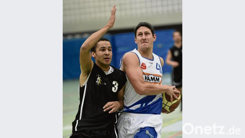 Trainer Roman Lang kann im Spiel der Hamm Baskets in Kulmbach wieder auf Center Radek Jezek (rechts) bauen, dessen Sperre abgelaufen ist. Bild: Alfred Schwarzmeier