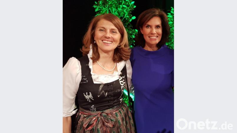 Journalistin Katharina Kramer (rechts) hatte den Beitrag über die Karlsbader Hütte verfasst, im Bild mit Hüttenwirtin Edith Trembler. Bild: exb