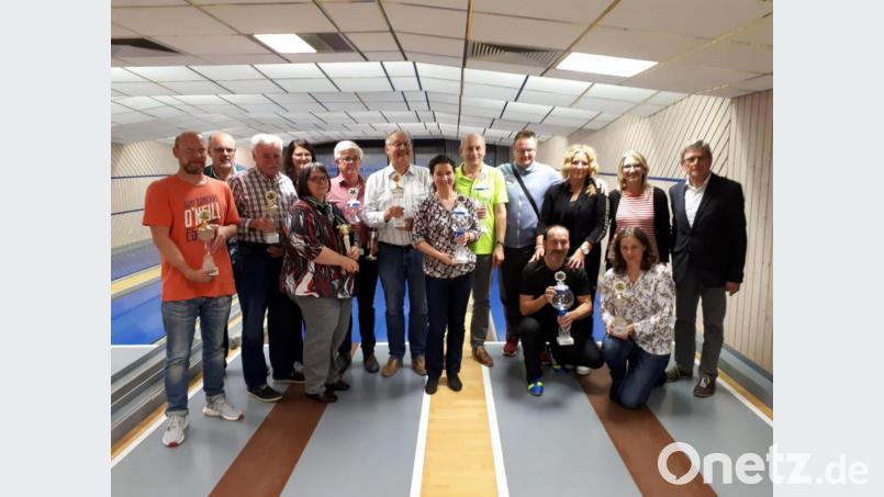 Die Vertreter der beteiligten Finanzämter bei der Siegerehrung im Kegelsportcenter zusammen mit Stadtrat Hans Grillmeier (rechts), der Leiterin des Finanzamts Waldsassen, Bettina Drechsel (Vierte von links), und dem Organisator des Turniers, Reinhard Lindner (Zweiter von links). Bild: Finanzamt Waldsassen/exb