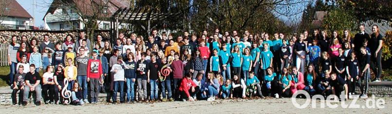 120 Ministranten aus 12 Pfarreien waren zum Ministrantentreffen nach Brand gekommen und stellten sich am Ende zu einem Gruppenfoto auf. Bild: ld