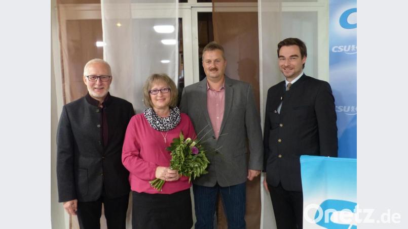 Tobias Forster (Zweiter von rechts) tritt zur Wahl an. CSU-Ortsvorsitzender Dieter Schwab (von links), Michaela Forster und Stephan Oetzinger unterstützen die Kandidatur. Bild: hme